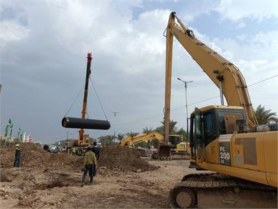 عملیات اجرایی اتصال خروجی شبکه فاضلاب منطقه کیانپارس اهواز واقع در خیابان میهن به خط اصلی فاضلاب