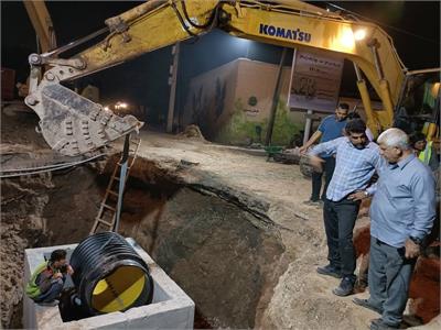 عملیات اجرایی اتصال خروجی شبکه فاضلاب منطقه کیانپارس اهواز واقع در خیابان میهن به خط اصلی فاضلاب